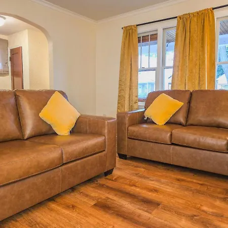 Soft Sheets & Sweet Dreams - 3 Bedroom Home With Driveway